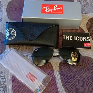 Ray-Ban Aviators color black.